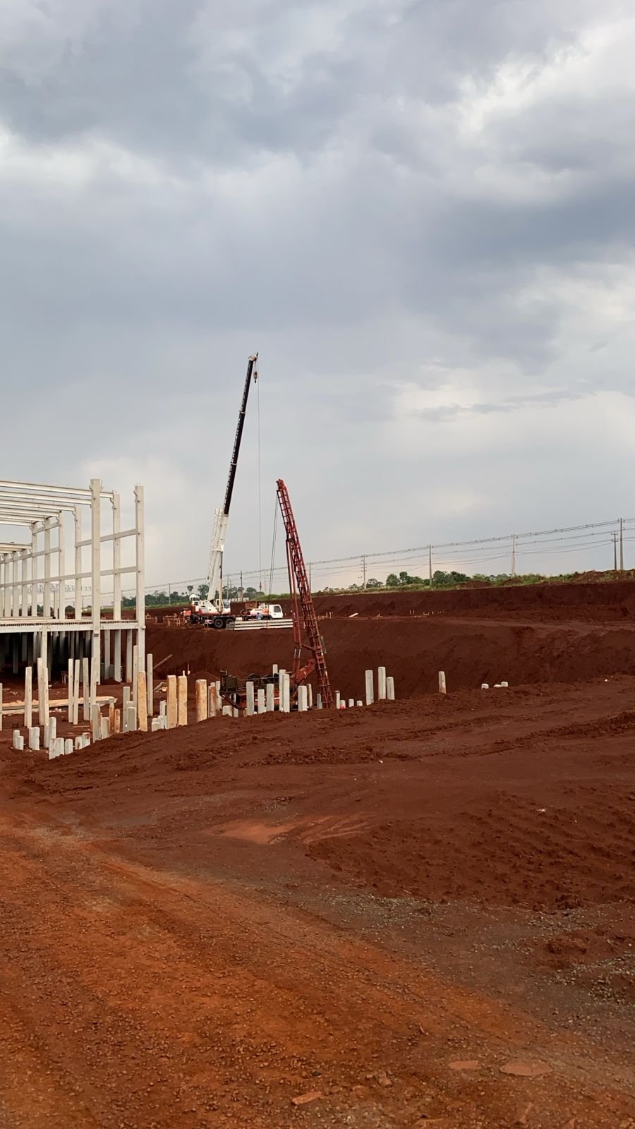 Equipamento de cravação de trilhos operando em canteiro de obras